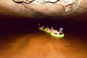 Cave Tubing durch Höhlensystem Cave Tubing durch Höhlensystem in Belize