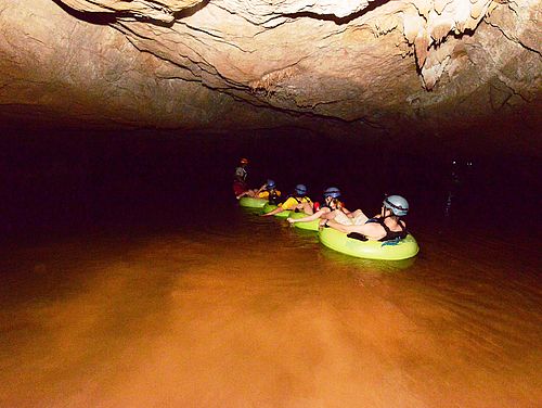 Cave Tubing durch Höhlensystem in Belize