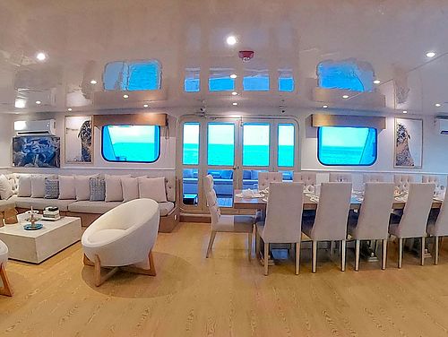 Seaman Journey - Innenbereich mit Lounge und Speisetafel