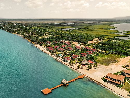 Blick auf die Hotelanlage des Hopkins Bay Resorts an der Karibikküste Belizes