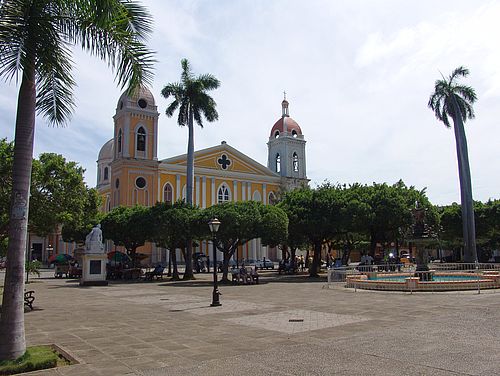 Platz Parque Central mit Kathedrale von Granada in Nicaragua