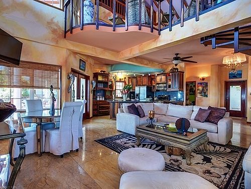 Wohnbereich der Seafront Premier Suite im Hotel Chabil Mar Villas
