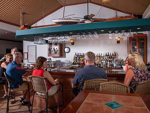 Gäste an der Bar des Hotels Iguana Reef Inn in Belize