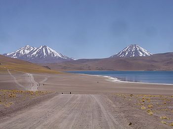 Straße nach Argentinien - Vulkane Miscanti & Miniques