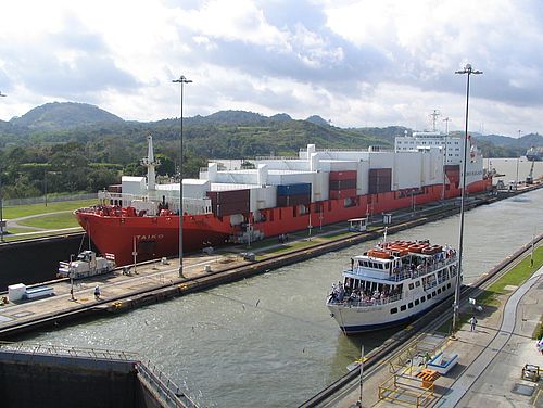 Schiff im Panama-Kanal