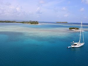 Segelschiff kreuzt zwischen den San Blas Inseln