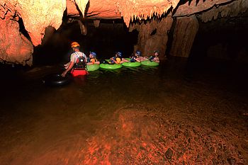 Höhlenerkundung beim Cave Tubing Höhlenerkundung beim Cave Tubing auf LKW-Reifen in Belize