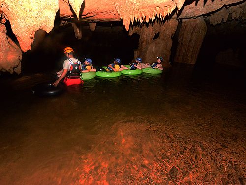 Höhlenerkundung beim Cave Tubing auf LKW-Reifen in Belize