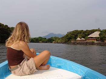 Bootstour entlang der Las Isletas Frau sitzt vorne im Boot bei einer Tour entlang der Las Isletas in Nicaragua