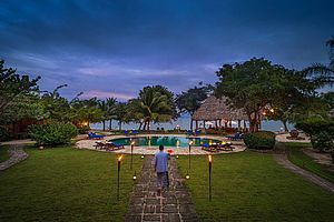 Pool, Hotel Turtle Inn runder Pool unter Palmen im Hotel Turtle Inn
