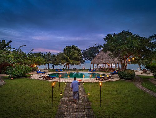 runder Pool unter Palmen im Hotel Turtle Inn