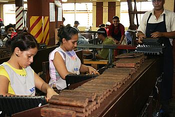Zigarrenfabrik in Esteli Arbeiterinnen drehen Zigarren per Hand in einer Zigarrenfabrik in Esteli