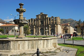 Der zentrale Plaza de Armaas in Cajamarca