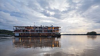 Flussschiff im Amazonasgebiet