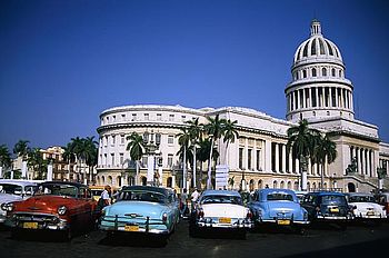 50er Jahre Oldtimer vor dem Capitol in Havanna