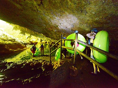 Vorbereitungen für das Cave Tubing in Belize