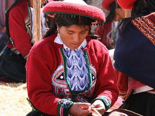 Webende Frau in traditioneller Kleidung