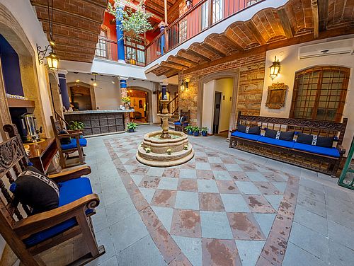 Eingangsbereich mit Steinbrunnen im Hotel La Casona in La Paz
