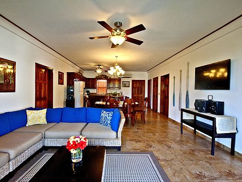 Wohn- und Essbereich in einem Strandhaus des Hotels Hopkins Bay Resort