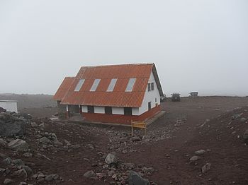 Schutzhütte im Nebel