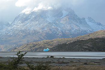 Der Punta Bariloche mit Eisberg im Lago Grey, Torres-del-Paine-Nationalpark