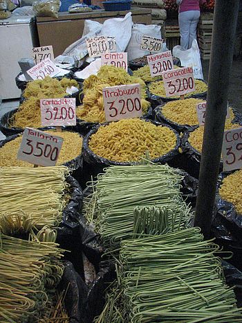 Nudelverkauf auf dem Pettirossi-Markt in Asunción