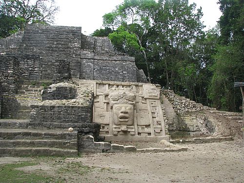 Mayastätte Lamanai im Regenwald von Belize
