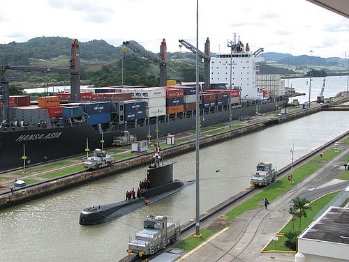 Uboot im Panama-Kanal