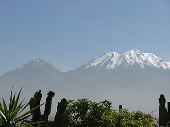 Ausblick auf einen Vulkan im Colca Tal
