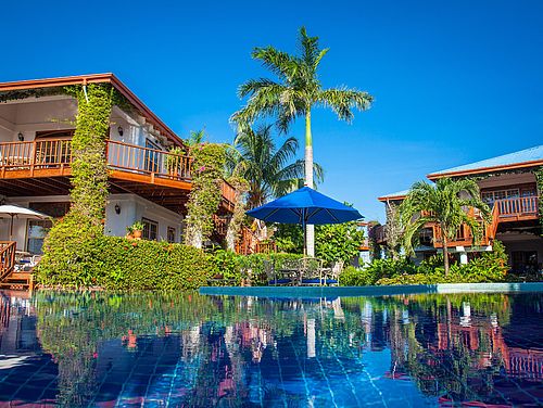 Gästevillen und Pool des Hotels Chabil Mar Villas in Placencia in Belize