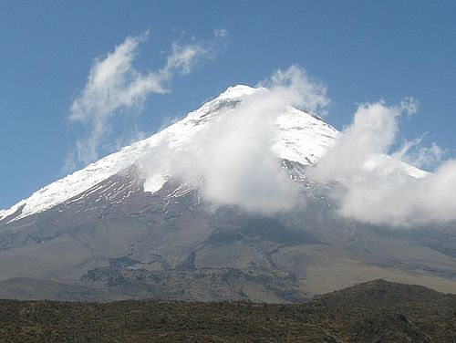 Blick auf den schneebedeckten Cotopaxi-Vulkan