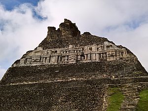 Pyramide El Castillo in Mayastätte Xunantunich in Belize