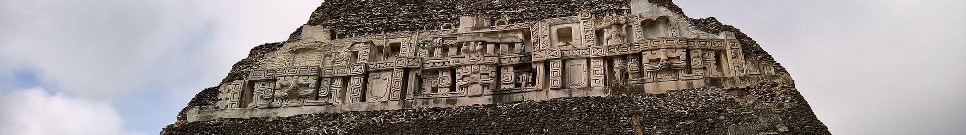 Pyramide El Castillo in Mayastätte Xunantunich in Belize 