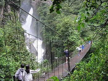 Hängebrücke über einen Wasserfall