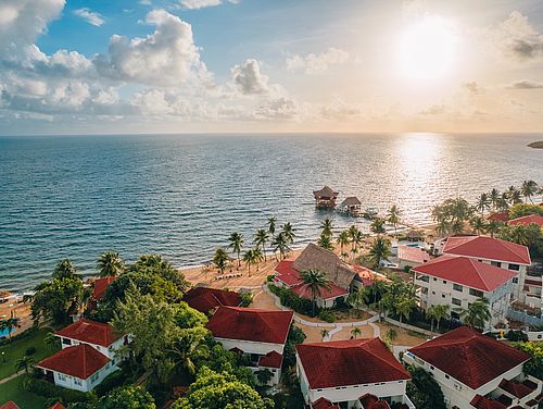 Blick über die Anlage der The Lodge at Jaguar Reef direkt am karibischen Meer bei Hopkins