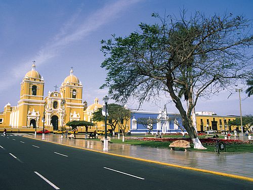 Plaza de Armas im historischen Zentrum Trujillos