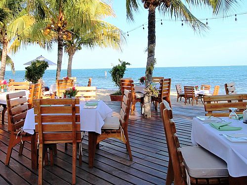 Restaurant des Hotels Chabil Mar Villas auf einer Holzplattform direkt am Strand