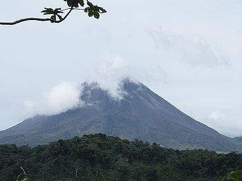 Blick auf den Arenalsee und Vulkan im Hintergrund