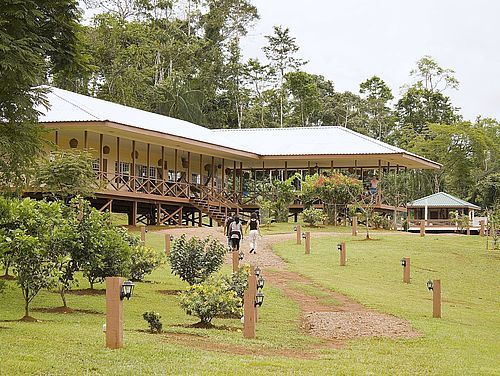Blick auf die große Veranda der Kabalebo Lodge