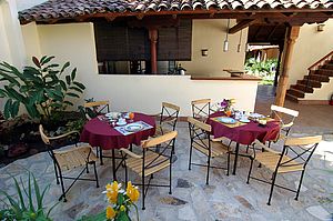 Tische vor der kleinen Bar im Innenhof des Hotels Patio del Malinche in Granada