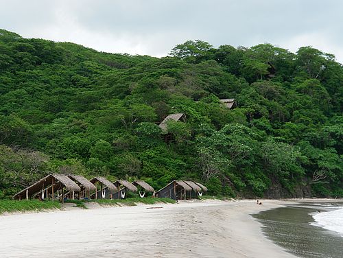 Hütten für Gäste am Strand