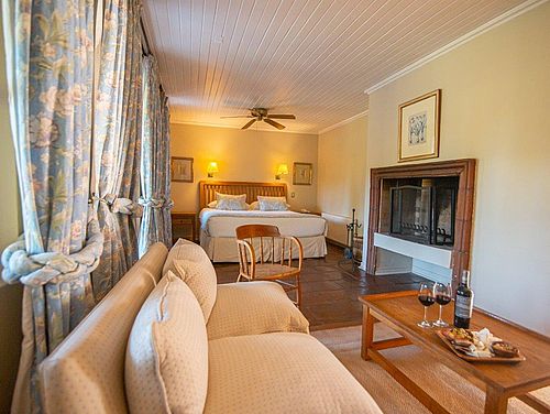 Premiumzimmer mit Doppelbett und Kamin im Hotel Viña la Playa