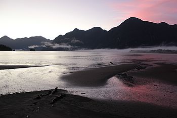 Morgendämmerung an einem Fjord nahe der Carretera Austral