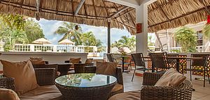 Sitzgelegenheiten auf der Terrasse des Hotels Iguana Reef Inn in Belize