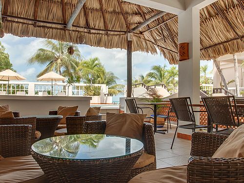 Sitzgelegenheiten auf der Terrasse des Hotels Iguana Reef Inn in Belize