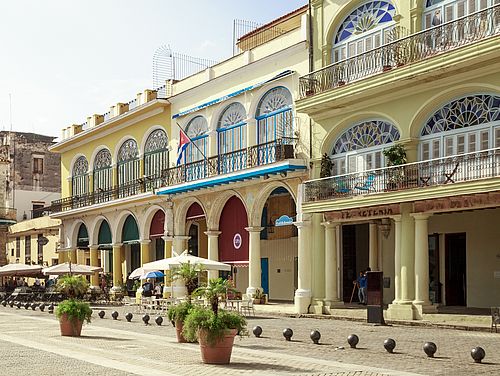 Cafés an der Plaza de Armas, Havanna