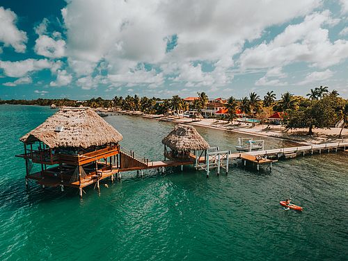 Big Dock Bar auf dem großen Holzsteg im Meer bei The Lodge at Jaguar Reef