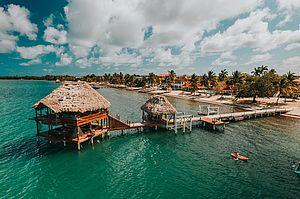 Big Dock Bar, The Lodge at Jaguar Reef Big Dock Bar auf dem großen Holzsteg im Meer bei The Lodge at Jaguar Reef