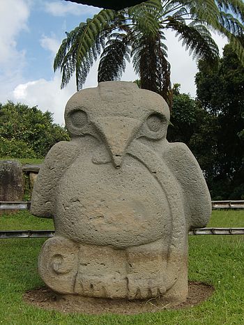 Vogelstatue im Archäologischen Park San Agustín
