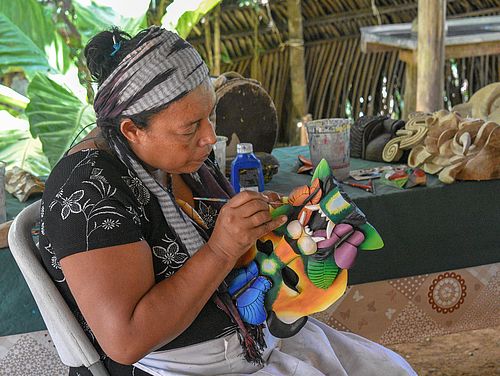 Boruca-Frau beim Bemalen der traditionellen Masken
